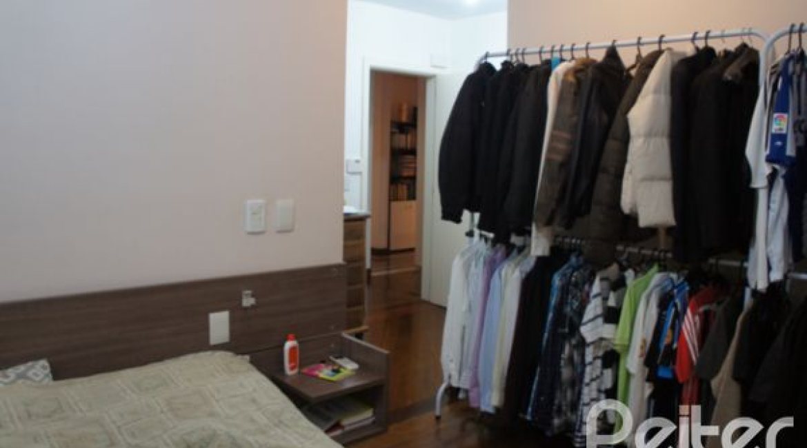 Casa à venda com 240m², 4 dormitórios, 2 suítes, 4 vagas, no bairro Jardim Isabel em Porto Alegre
