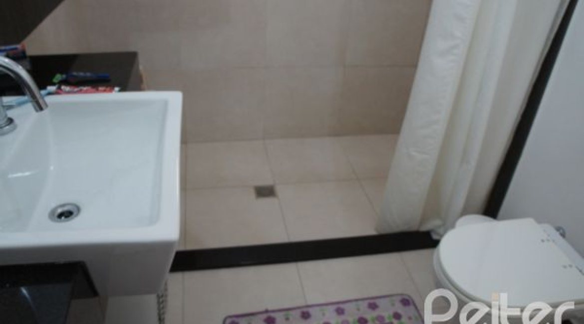 Casa à venda com 240m², 4 dormitórios, 2 suítes, 4 vagas, no bairro Jardim Isabel em Porto Alegre