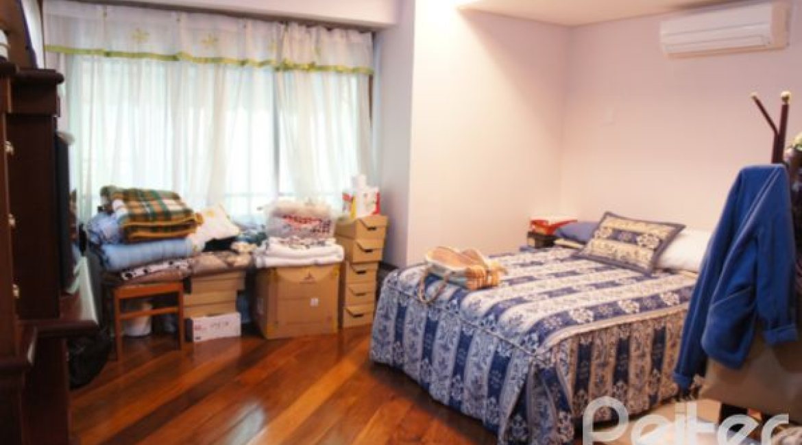 Casa à venda com 240m², 4 dormitórios, 2 suítes, 4 vagas, no bairro Jardim Isabel em Porto Alegre
