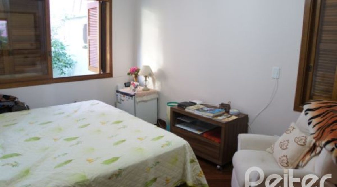 Casa à venda com 240m², 4 dormitórios, 2 suítes, 4 vagas, no bairro Jardim Isabel em Porto Alegre