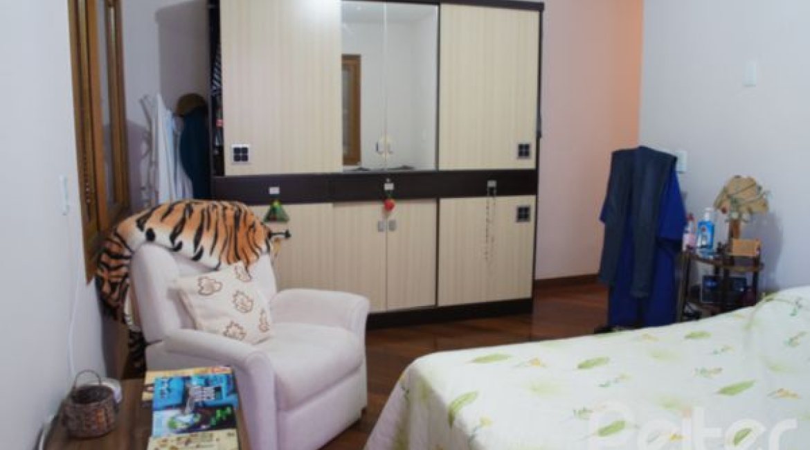 Casa à venda com 240m², 4 dormitórios, 2 suítes, 4 vagas, no bairro Jardim Isabel em Porto Alegre