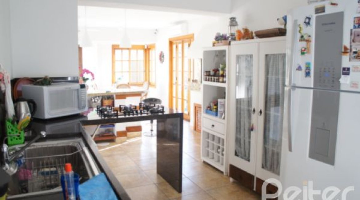 Casa à venda com 240m², 4 dormitórios, 2 suítes, 4 vagas, no bairro Jardim Isabel em Porto Alegre