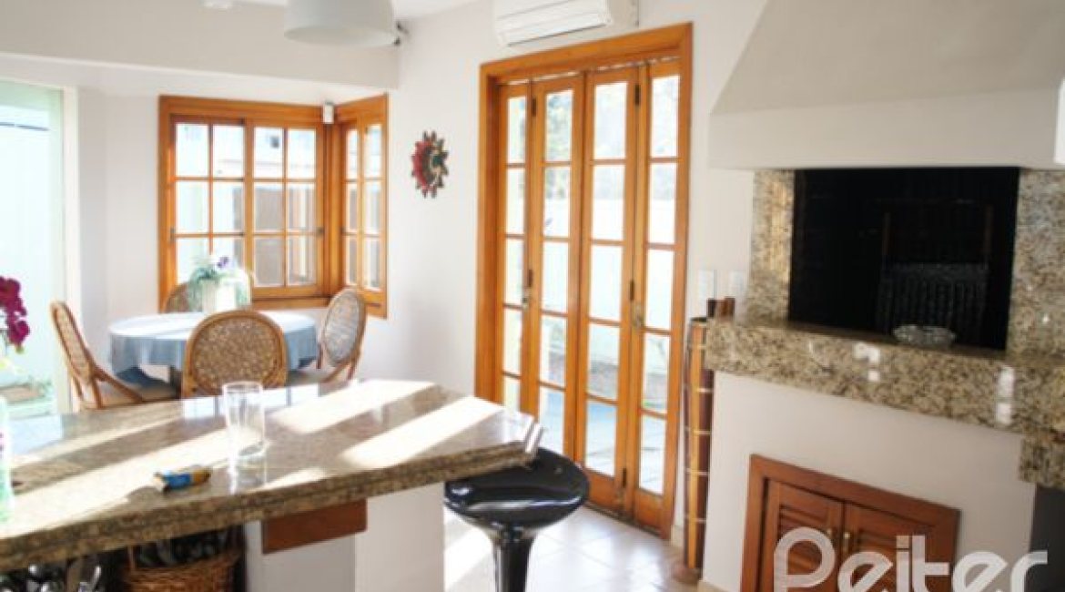 Casa à venda com 240m², 4 dormitórios, 2 suítes, 4 vagas, no bairro Jardim Isabel em Porto Alegre