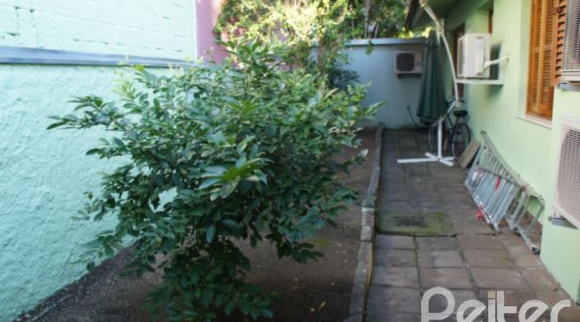 Casa à venda com 240m², 4 dormitórios, 2 suítes, 4 vagas, no bairro Jardim Isabel em Porto Alegre