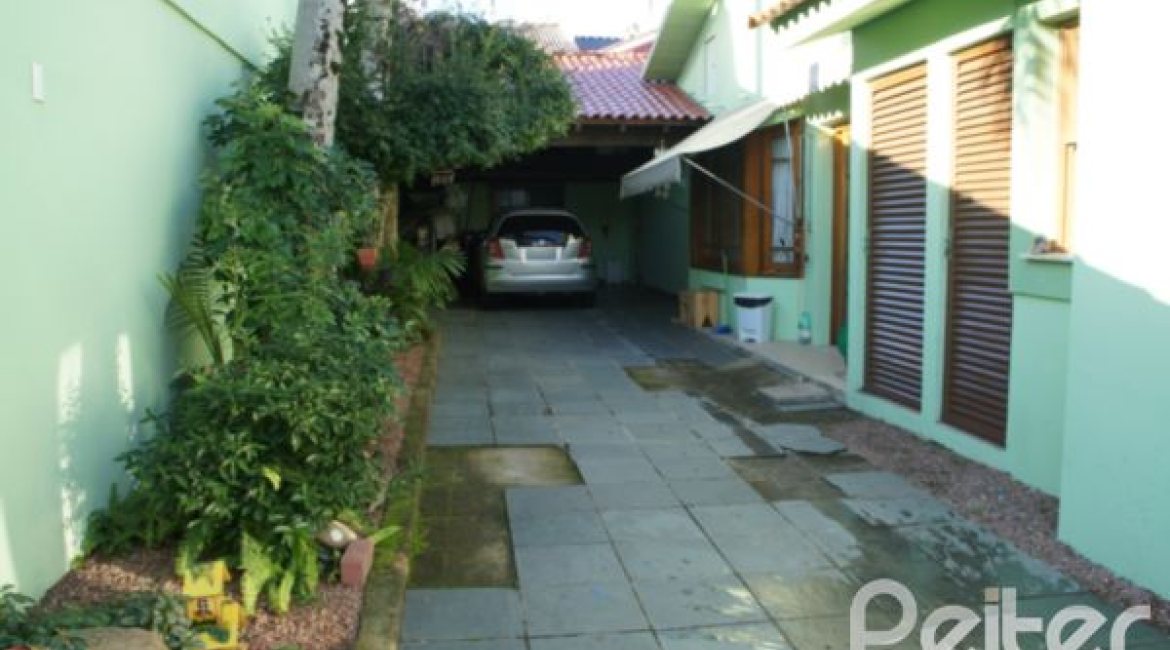 Casa à venda com 240m², 4 dormitórios, 2 suítes, 4 vagas, no bairro Jardim Isabel em Porto Alegre