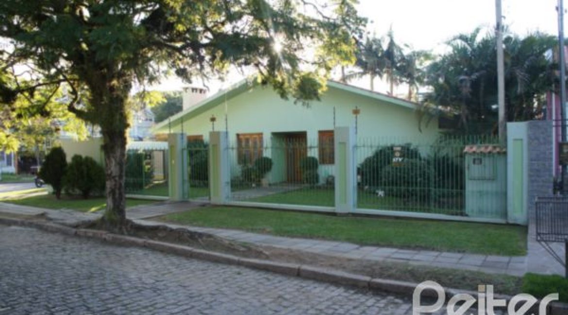 Casa à venda com 240m², 4 dormitórios, 2 suítes, 4 vagas, no bairro Jardim Isabel em Porto Alegre
