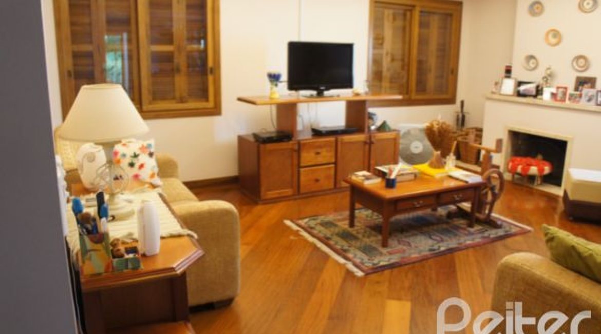 Casa à venda com 240m², 4 dormitórios, 2 suítes, 4 vagas, no bairro Jardim Isabel em Porto Alegre