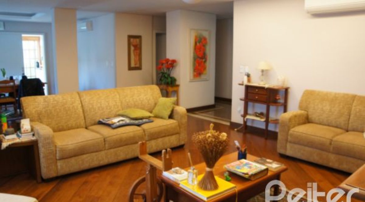 Casa à venda com 240m², 4 dormitórios, 2 suítes, 4 vagas, no bairro Jardim Isabel em Porto Alegre