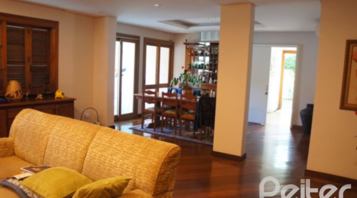 Casa à venda com 240m², 4 dormitórios, 2 suítes, 4 vagas, no bairro Jardim Isabel em Porto Alegre