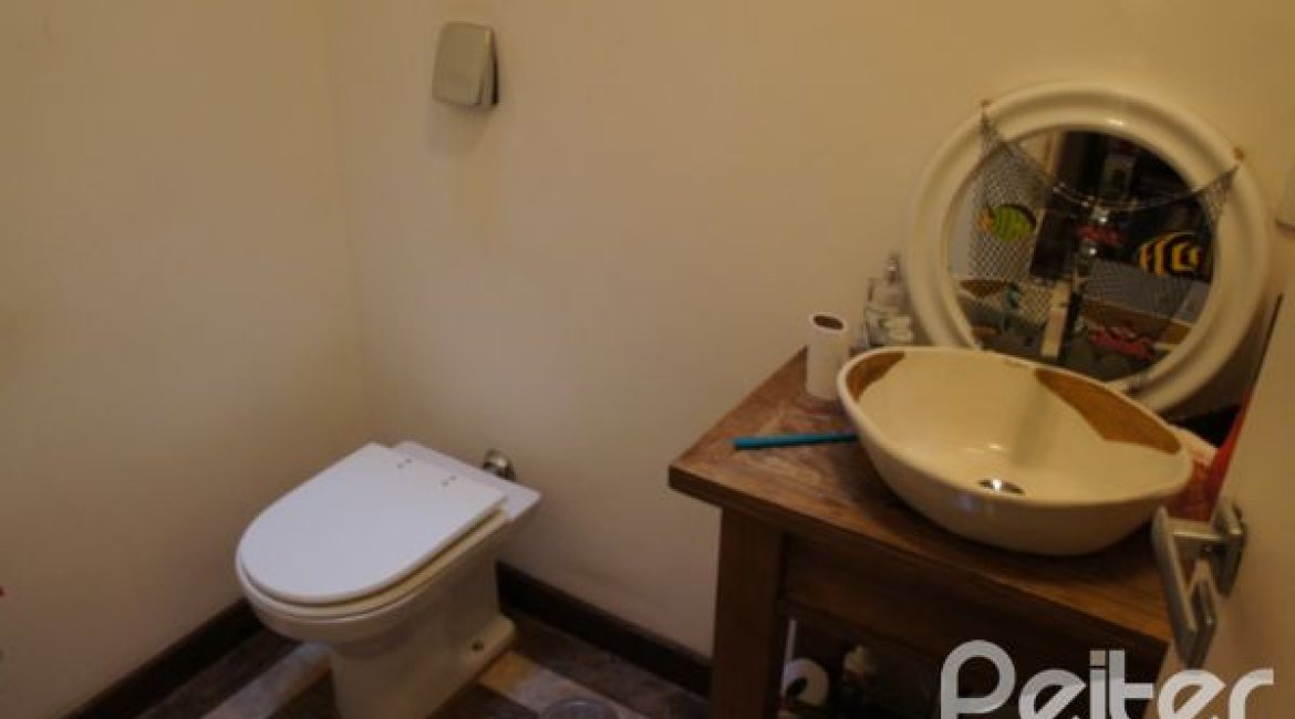 Casa à venda com 240m², 4 dormitórios, 2 suítes, 4 vagas, no bairro Jardim Isabel em Porto Alegre