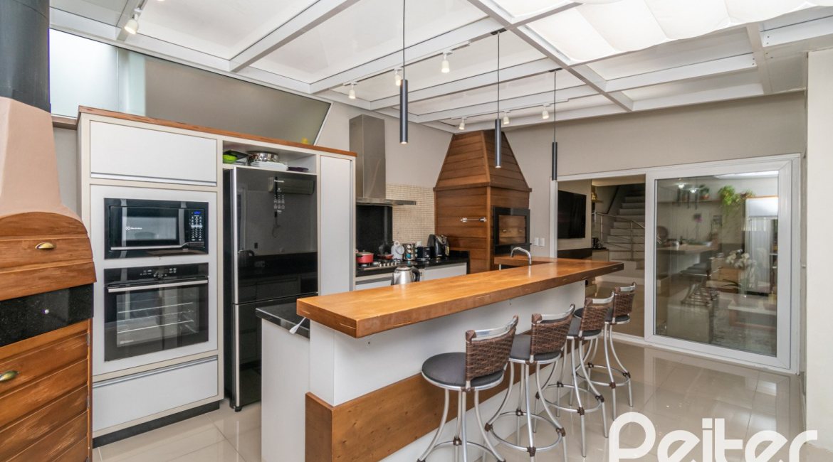 Casa em Condomínio à venda com 240m², 4 dormitórios, 2 suítes, 2 vagas, no bairro Tristeza em Porto Alegre