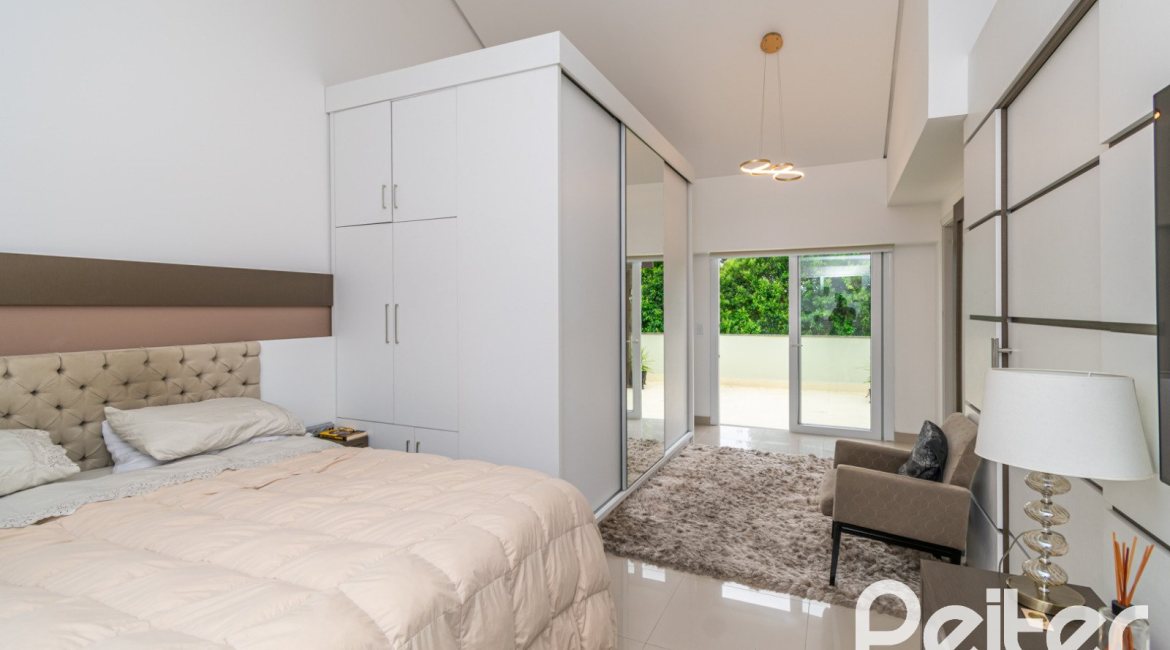 Casa em Condomínio à venda com 240m², 4 dormitórios, 2 suítes, 2 vagas, no bairro Tristeza em Porto Alegre