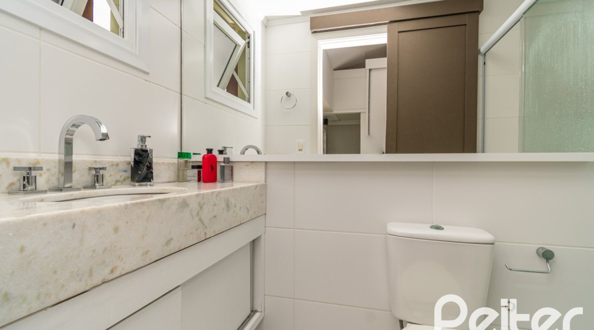 Casa em Condomínio à venda com 240m², 4 dormitórios, 2 suítes, 2 vagas, no bairro Tristeza em Porto Alegre