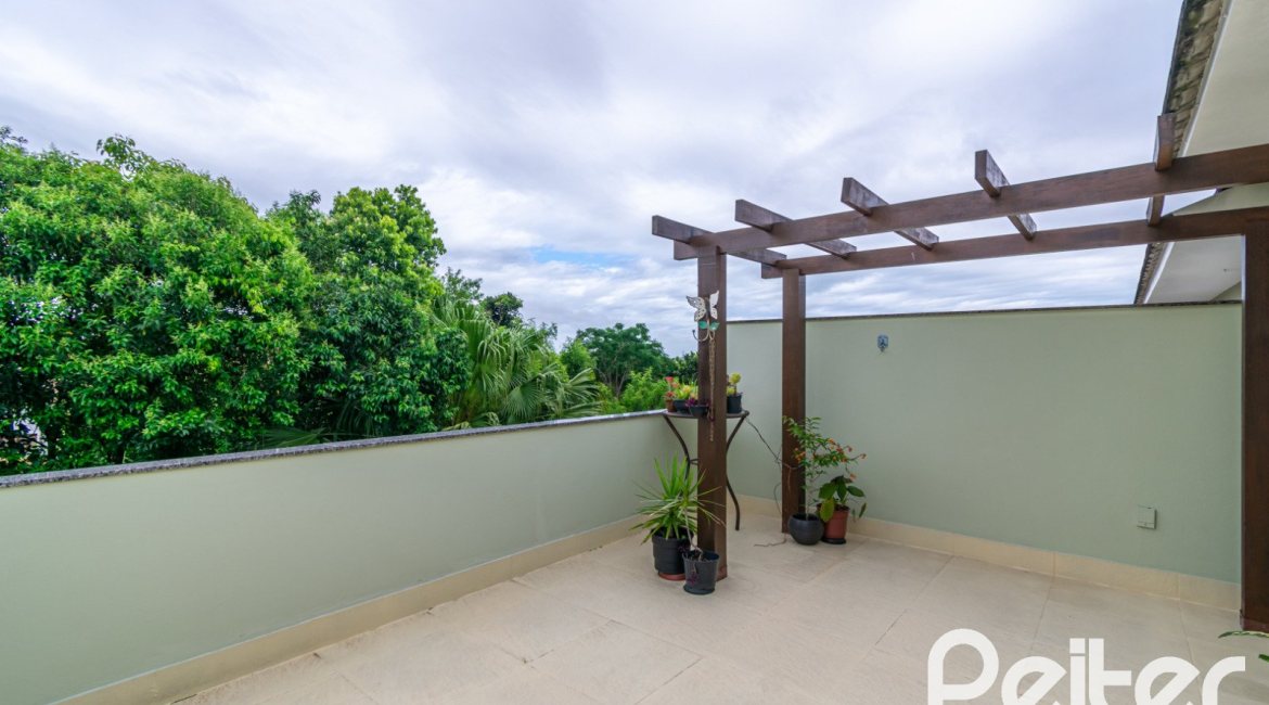 Casa em Condomínio à venda com 240m², 4 dormitórios, 2 suítes, 2 vagas, no bairro Tristeza em Porto Alegre