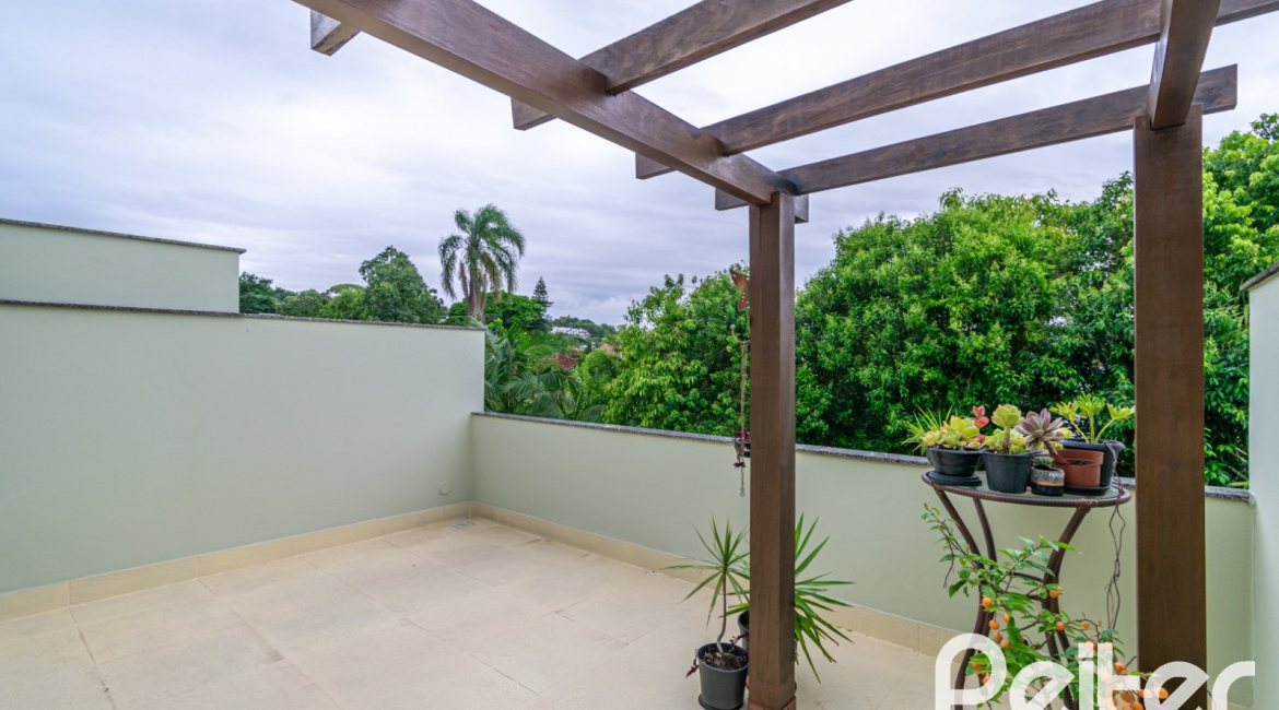 Casa em Condomínio à venda com 240m², 4 dormitórios, 2 suítes, 2 vagas, no bairro Tristeza em Porto Alegre