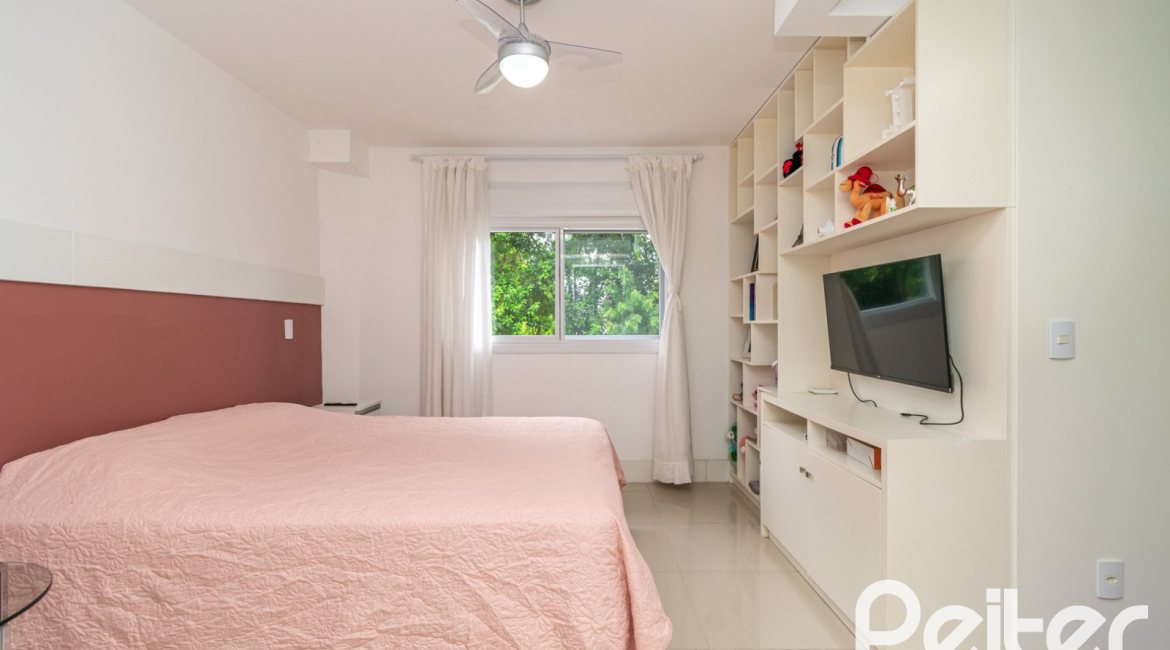 Casa em Condomínio à venda com 240m², 4 dormitórios, 2 suítes, 2 vagas, no bairro Tristeza em Porto Alegre