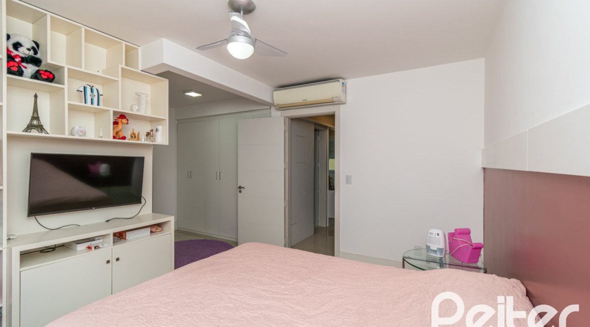 Casa em Condomínio à venda com 240m², 4 dormitórios, 2 suítes, 2 vagas, no bairro Tristeza em Porto Alegre