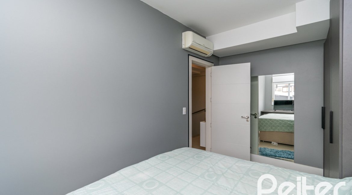 Casa em Condomínio à venda com 240m², 4 dormitórios, 2 suítes, 2 vagas, no bairro Tristeza em Porto Alegre