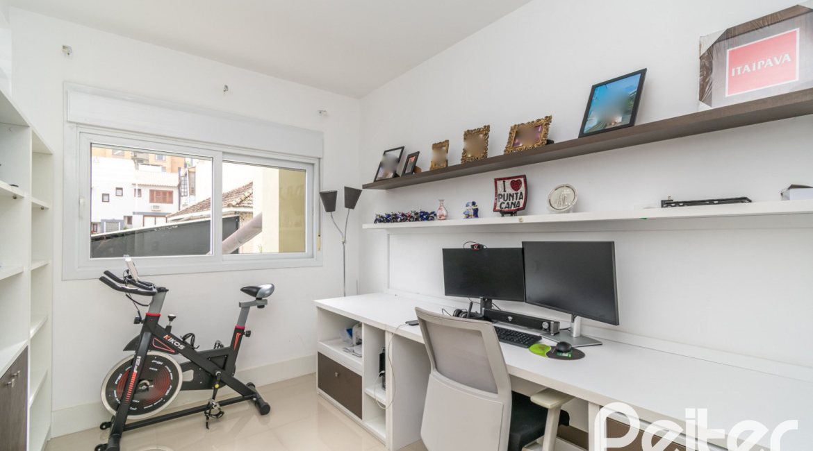 Casa em Condomínio à venda com 240m², 4 dormitórios, 2 suítes, 2 vagas, no bairro Tristeza em Porto Alegre