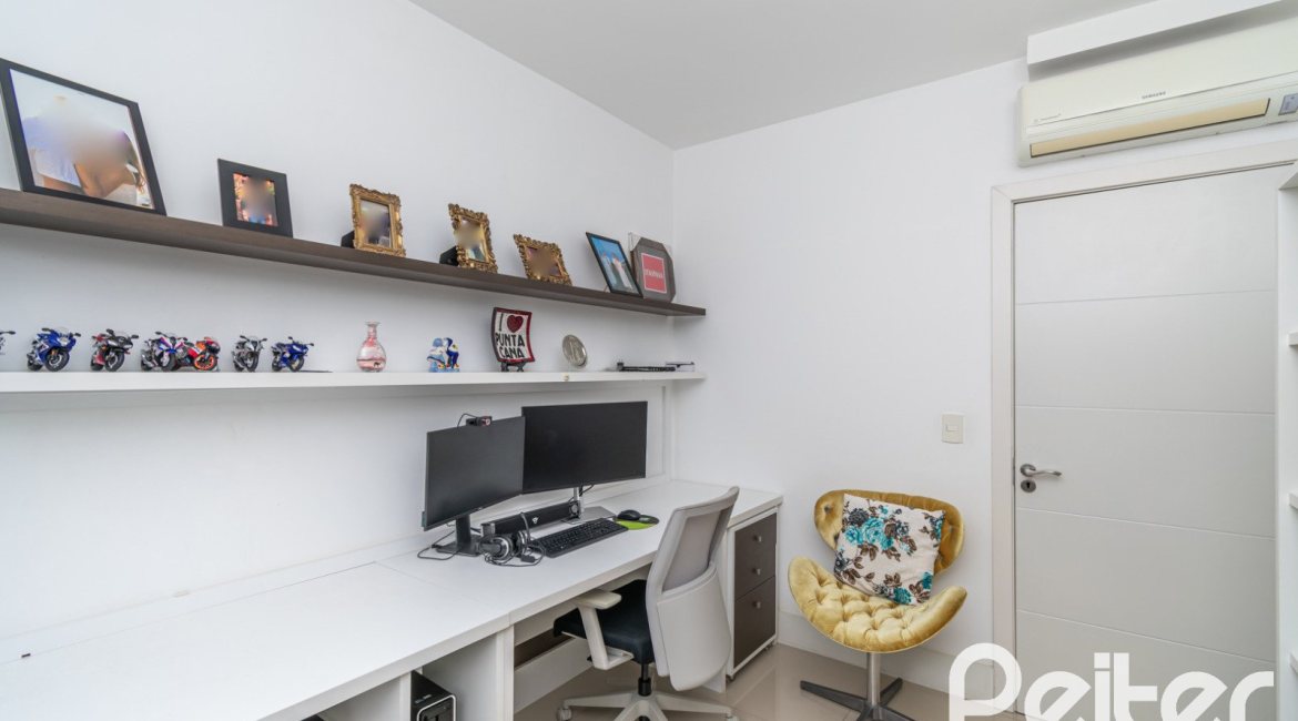 Casa em Condomínio à venda com 240m², 4 dormitórios, 2 suítes, 2 vagas, no bairro Tristeza em Porto Alegre