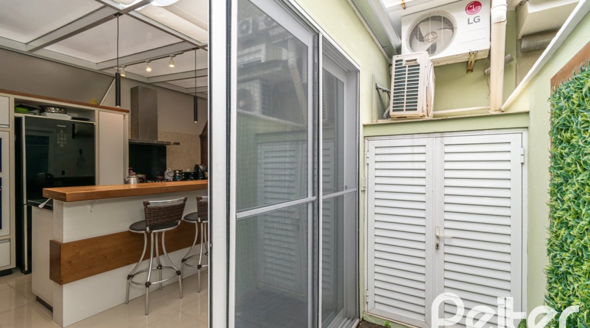 Casa em Condomínio à venda com 240m², 4 dormitórios, 2 suítes, 2 vagas, no bairro Tristeza em Porto Alegre