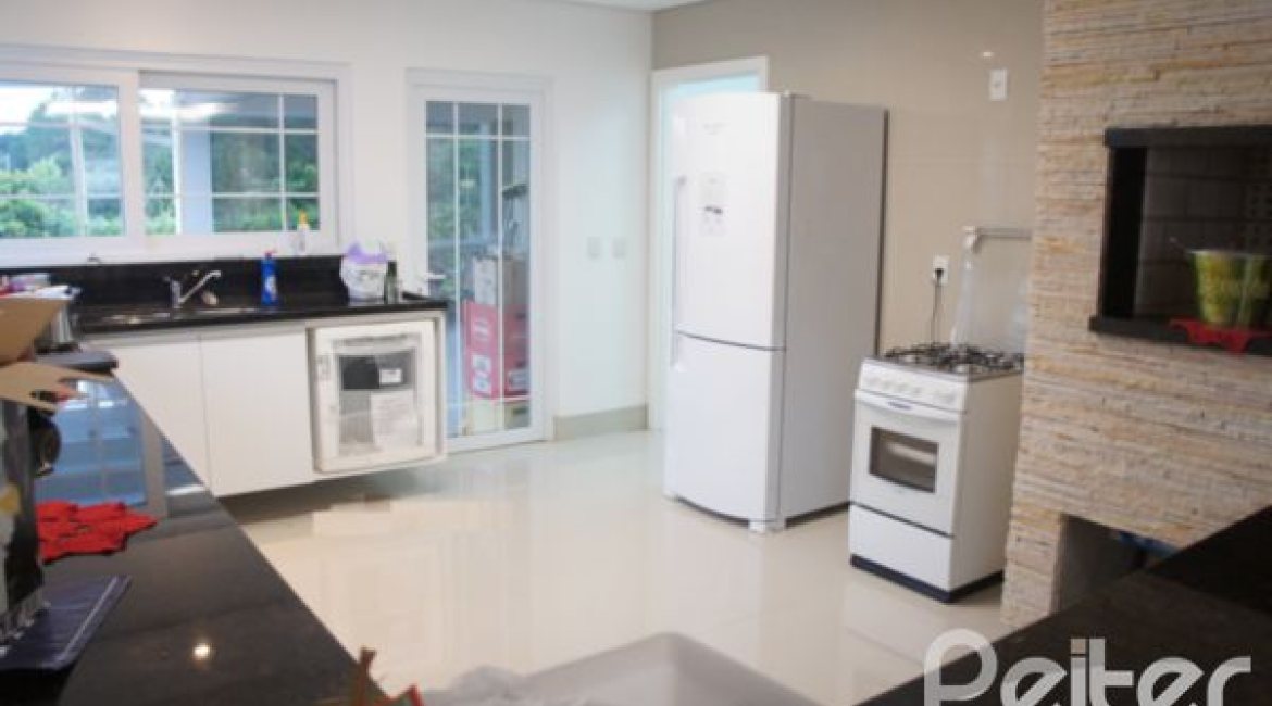 Casa em Condomínio à venda com 263m², 3 dormitórios, 1 suíte, 3 vagas, no bairro Mountain Ville em PORTO ALEGRE