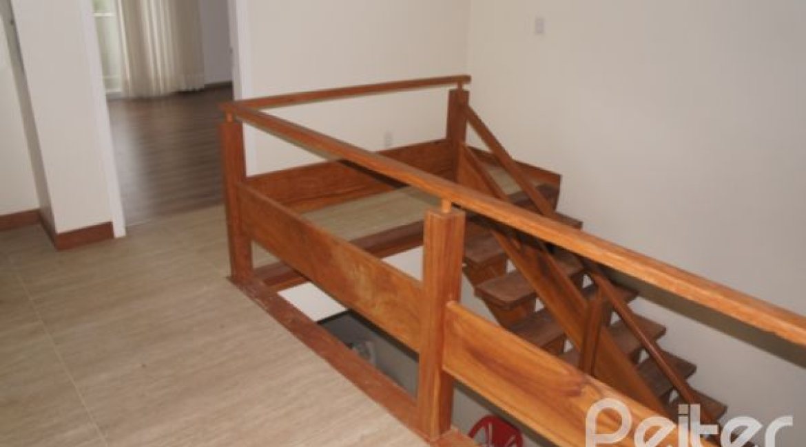 Casa em Condomínio à venda com 263m², 3 dormitórios, 1 suíte, 3 vagas, no bairro Mountain Ville em PORTO ALEGRE