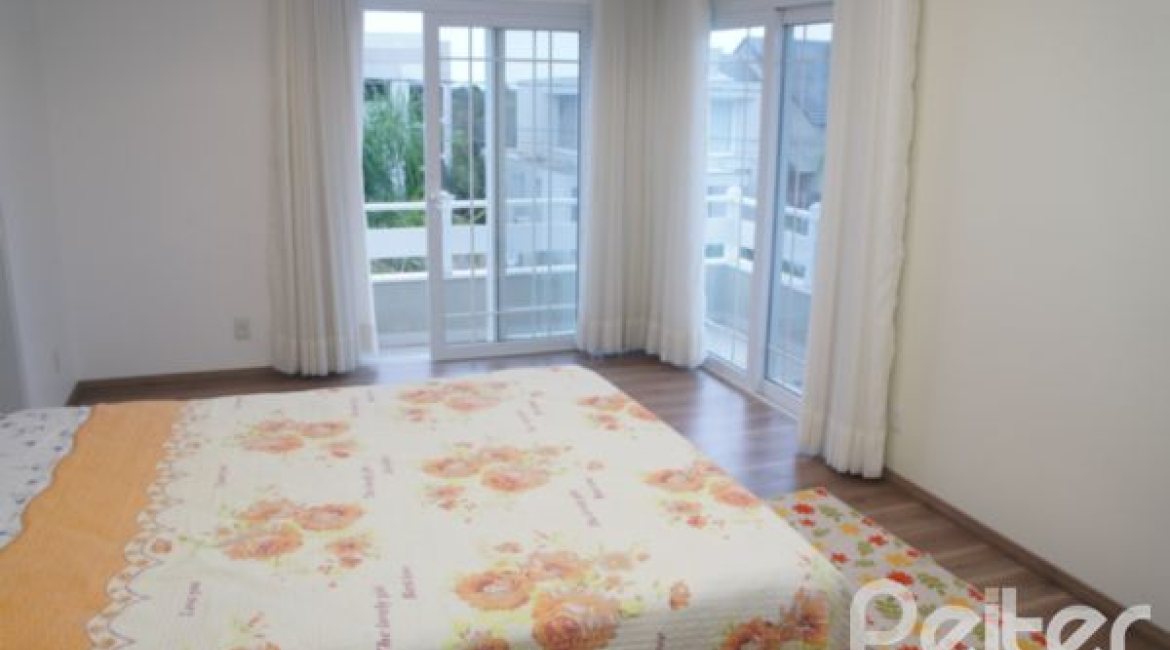 Casa em Condomínio à venda com 263m², 3 dormitórios, 1 suíte, 3 vagas, no bairro Mountain Ville em PORTO ALEGRE