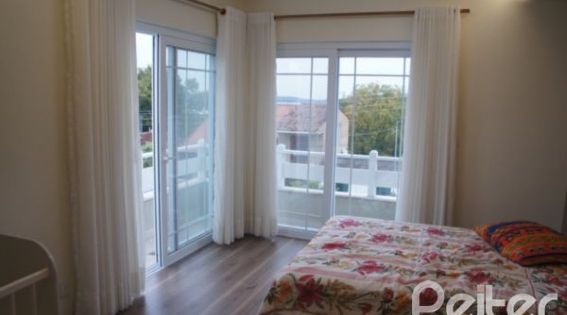 Casa em Condomínio à venda com 263m², 3 dormitórios, 1 suíte, 3 vagas, no bairro Mountain Ville em PORTO ALEGRE