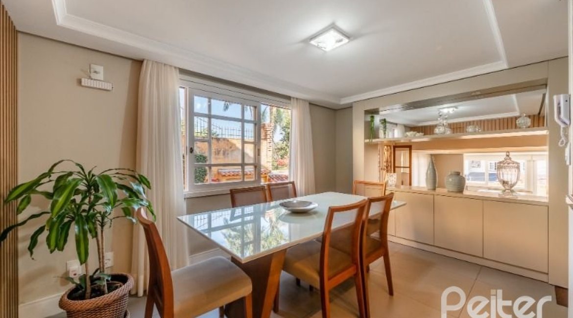 Casa em Condomínio à venda com 210m², 3 dormitórios, 2 suítes, 4 vagas, no bairro Jardim Isabel em Porto Alegre