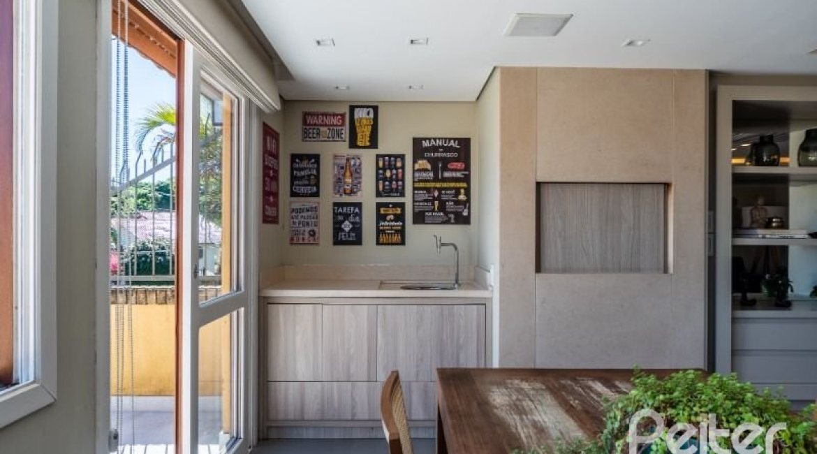 Casa em Condomínio à venda com 210m², 3 dormitórios, 2 suítes, 4 vagas, no bairro Jardim Isabel em Porto Alegre