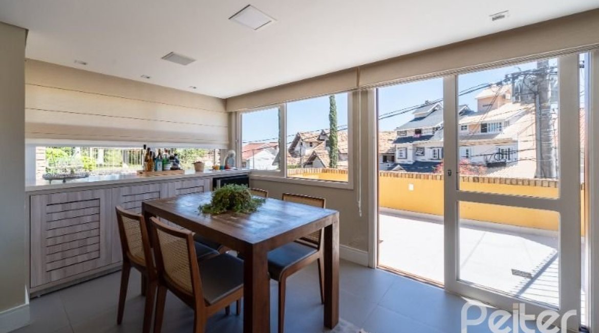 Casa em Condomínio à venda com 210m², 3 dormitórios, 2 suítes, 4 vagas, no bairro Jardim Isabel em Porto Alegre