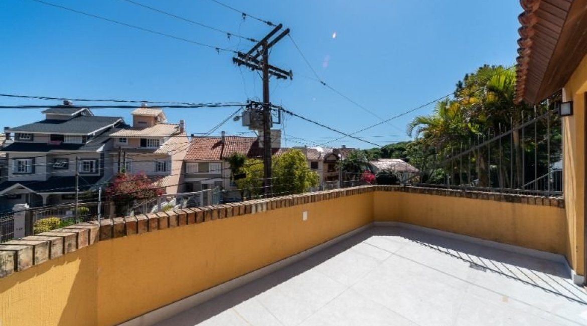 Casa em Condomínio à venda com 210m², 3 dormitórios, 2 suítes, 4 vagas, no bairro Jardim Isabel em Porto Alegre