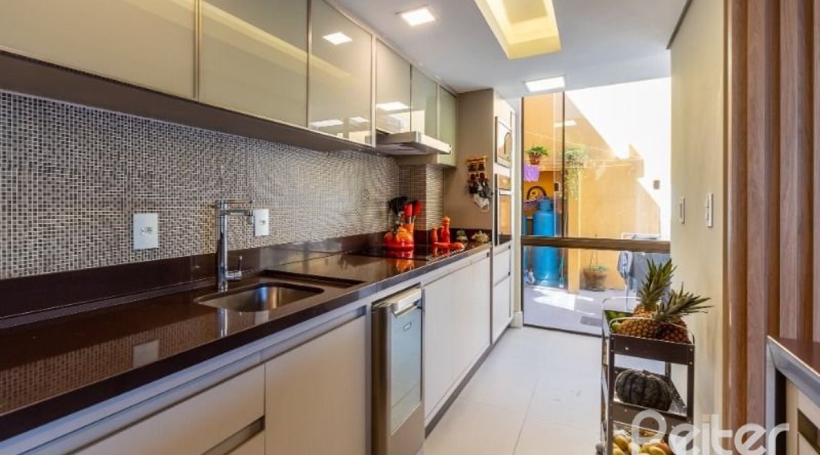 Casa em Condomínio à venda com 210m², 3 dormitórios, 2 suítes, 4 vagas, no bairro Jardim Isabel em Porto Alegre