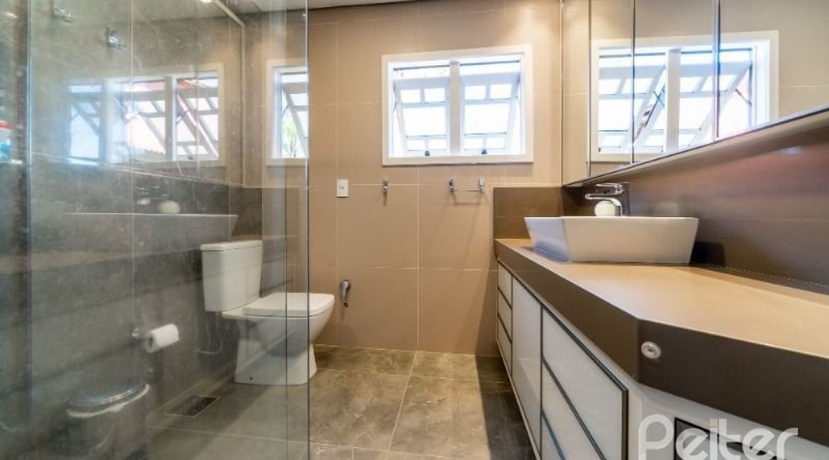 Casa em Condomínio à venda com 210m², 3 dormitórios, 2 suítes, 4 vagas, no bairro Jardim Isabel em Porto Alegre