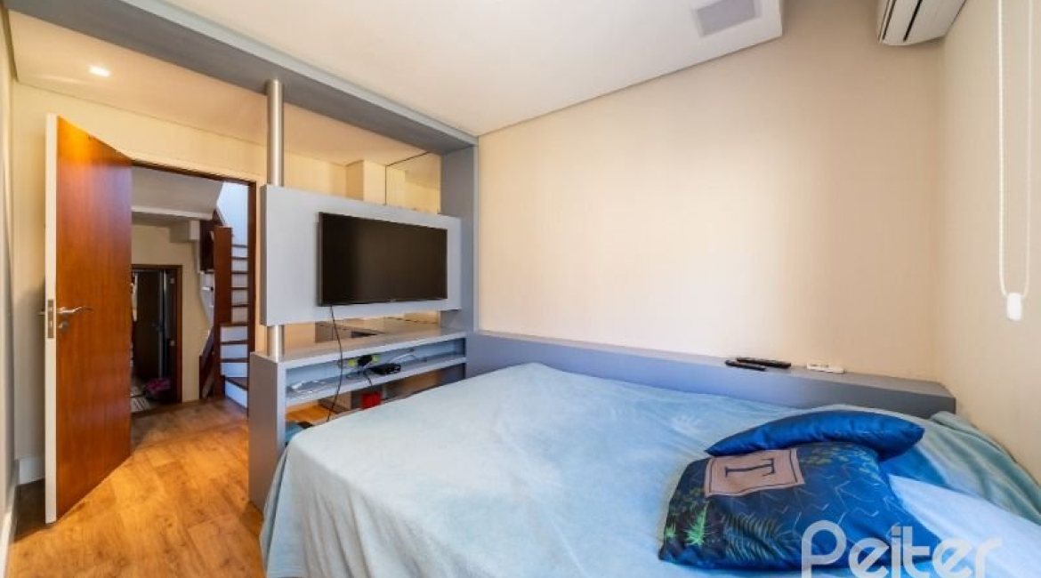 Casa em Condomínio à venda com 210m², 3 dormitórios, 2 suítes, 4 vagas, no bairro Jardim Isabel em Porto Alegre