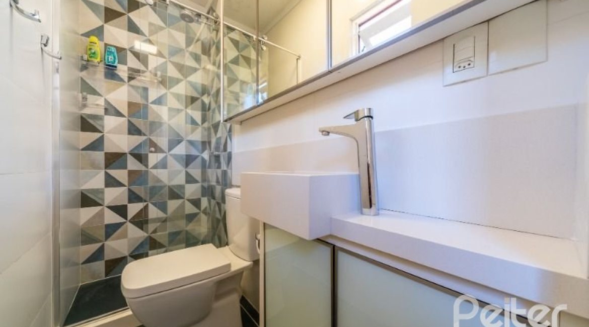 Casa em Condomínio à venda com 210m², 3 dormitórios, 2 suítes, 4 vagas, no bairro Jardim Isabel em Porto Alegre