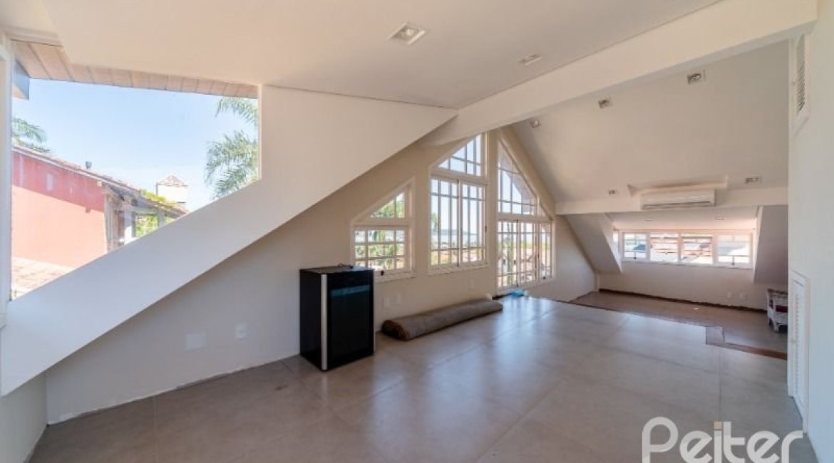 Casa em Condomínio à venda com 210m², 3 dormitórios, 2 suítes, 4 vagas, no bairro Jardim Isabel em Porto Alegre