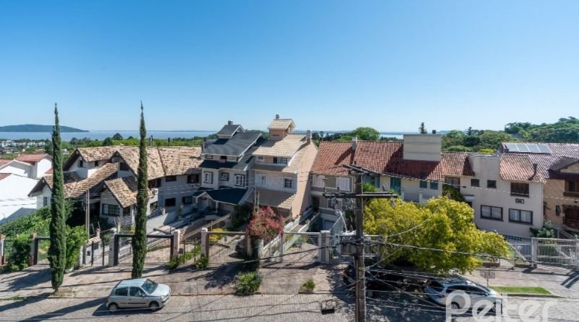 Casa em Condomínio à venda com 210m², 3 dormitórios, 2 suítes, 4 vagas, no bairro Jardim Isabel em Porto Alegre