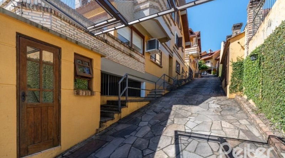 Casa em Condomínio à venda com 210m², 3 dormitórios, 2 suítes, 4 vagas, no bairro Jardim Isabel em Porto Alegre