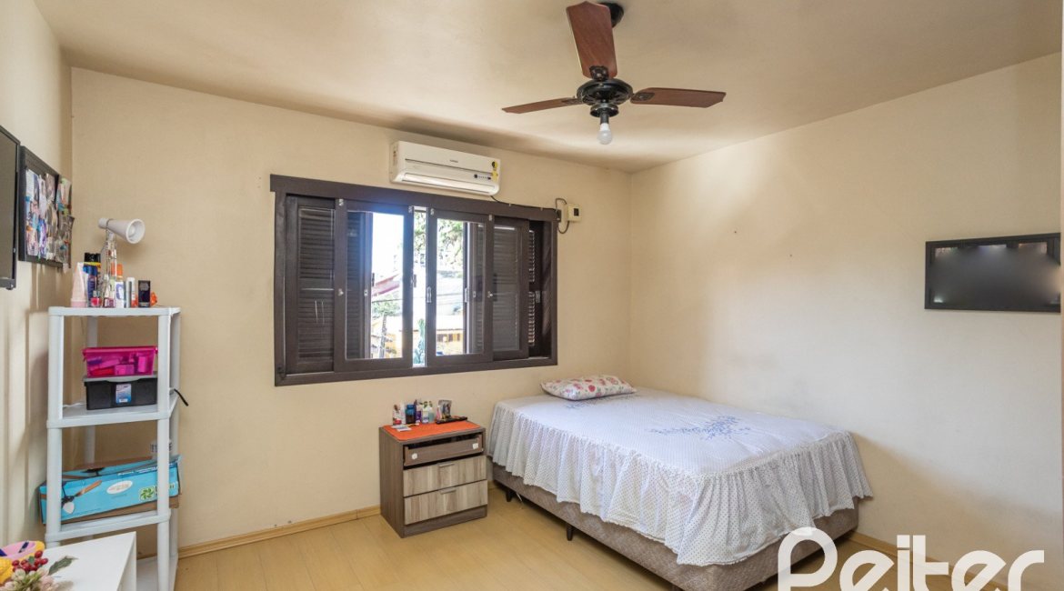 Terreno à venda com 180m², 3 dormitórios, no bairro Tristeza em Porto Alegre