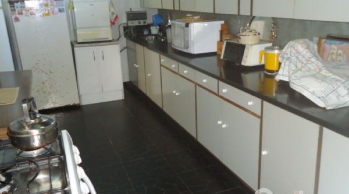 Casa à venda com 495m², 5 dormitórios, 1 suíte, 3 vagas, no bairro Vila Conceição em Porto Alegre