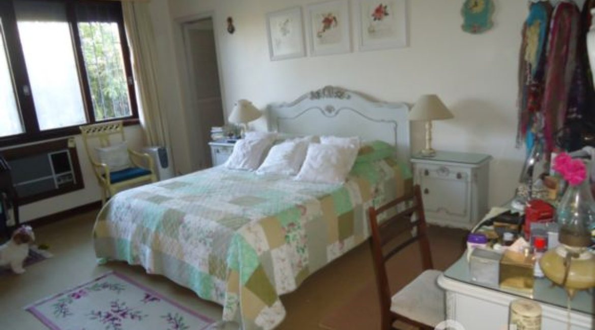 Casa à venda com 495m², 5 dormitórios, 1 suíte, 3 vagas, no bairro Vila Conceição em Porto Alegre