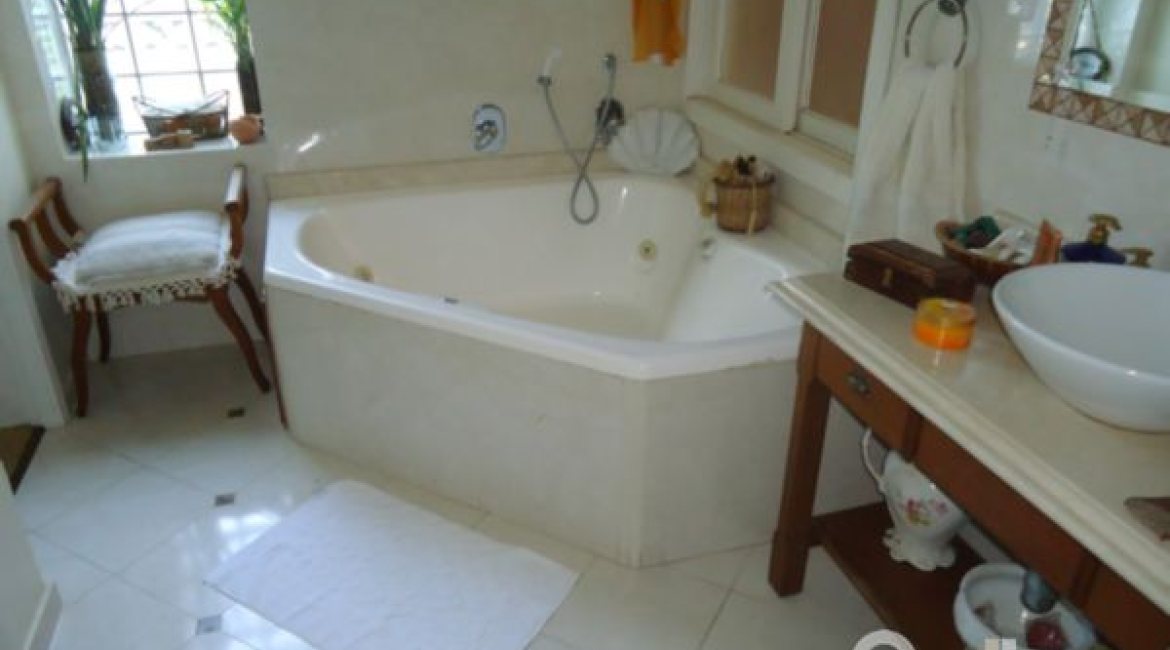 Casa à venda com 495m², 5 dormitórios, 1 suíte, 3 vagas, no bairro Vila Conceição em Porto Alegre