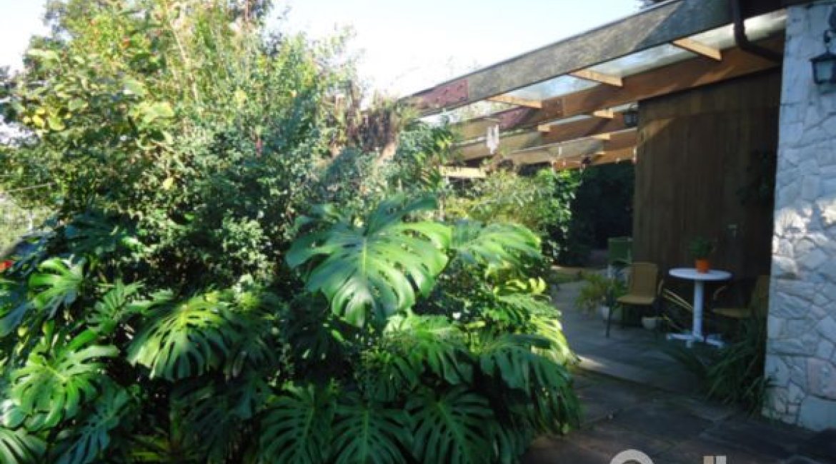 Casa à venda com 495m², 5 dormitórios, 1 suíte, 3 vagas, no bairro Vila Conceição em Porto Alegre