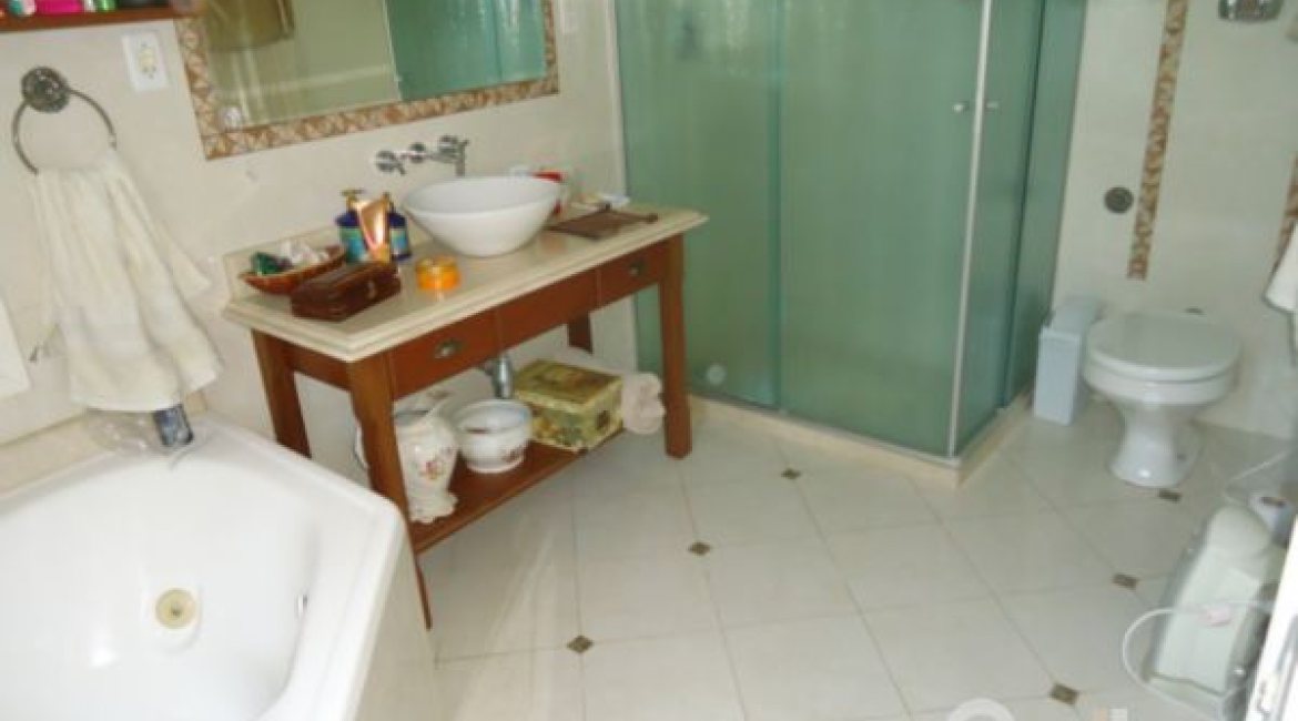 Casa à venda com 495m², 5 dormitórios, 1 suíte, 3 vagas, no bairro Vila Conceição em Porto Alegre