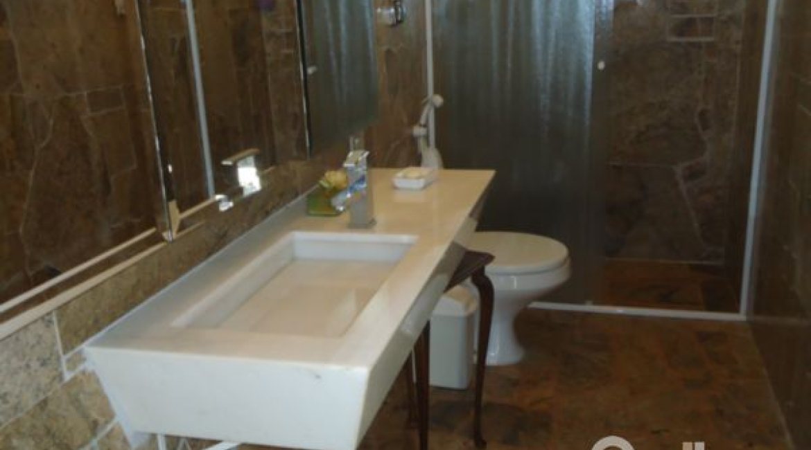 Casa à venda com 495m², 5 dormitórios, 1 suíte, 3 vagas, no bairro Vila Conceição em Porto Alegre