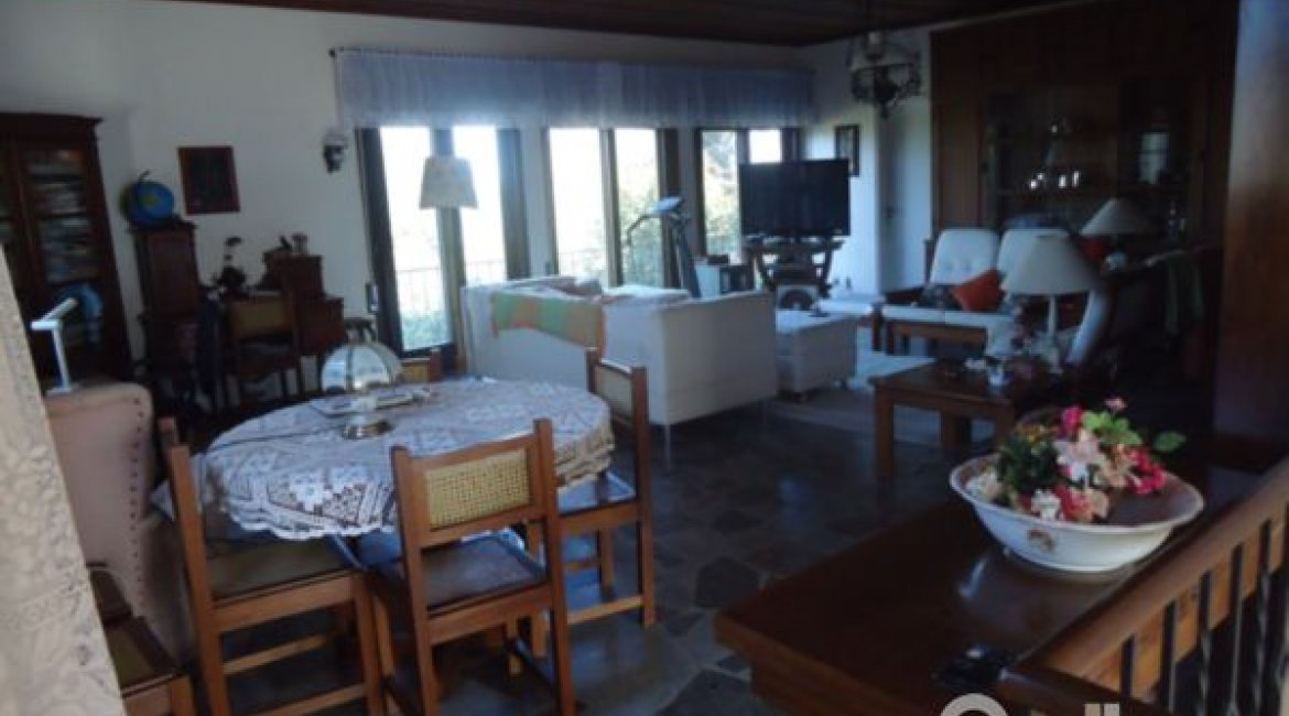 Casa à venda com 495m², 5 dormitórios, 1 suíte, 3 vagas, no bairro Vila Conceição em Porto Alegre