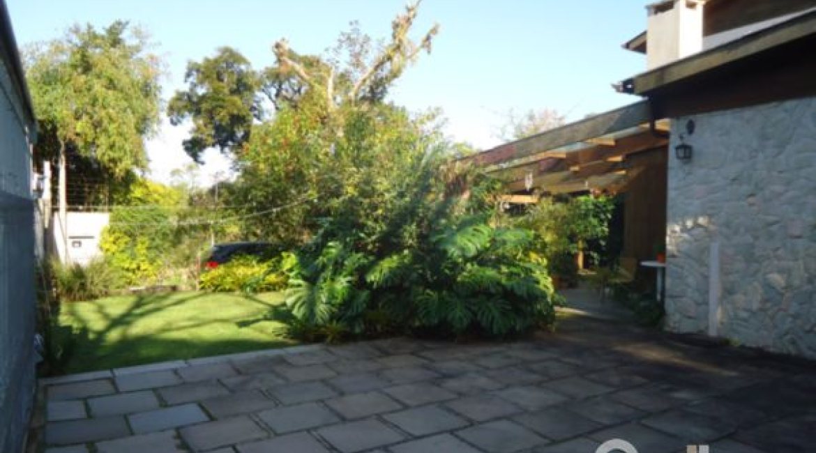 Casa à venda com 495m², 5 dormitórios, 1 suíte, 3 vagas, no bairro Vila Conceição em Porto Alegre