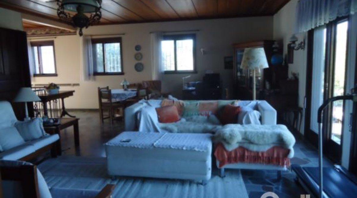 Casa à venda com 495m², 5 dormitórios, 1 suíte, 3 vagas, no bairro Vila Conceição em Porto Alegre